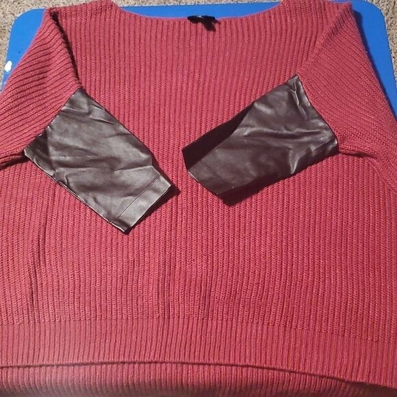 Oversized knit sweater with faux leather arms - Picture 4 of 6